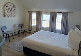 Hotel Wolfe Island
