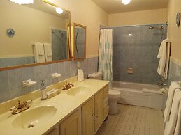 Hotel Wolfe Island