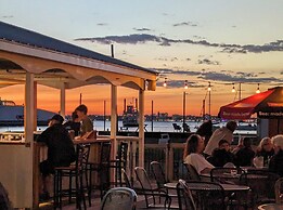 Hotel Wolfe Island