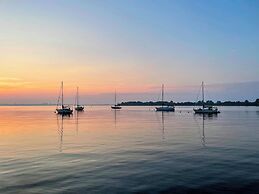 Hotel Wolfe Island