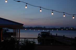 Hotel Wolfe Island