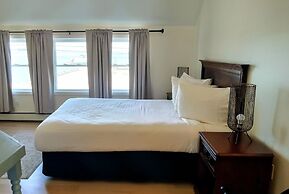 Hotel Wolfe Island