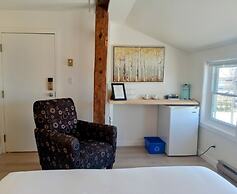 Hotel Wolfe Island