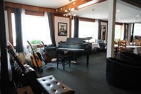 Hotel Wolfe Island