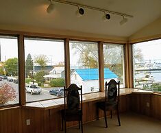Hotel Wolfe Island