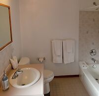 Hotel Wolfe Island