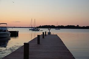 Hotel Wolfe Island