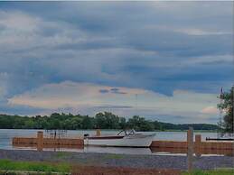 Hotel Wolfe Island
