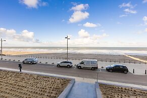 Flat With Frontal sea Views and Parking