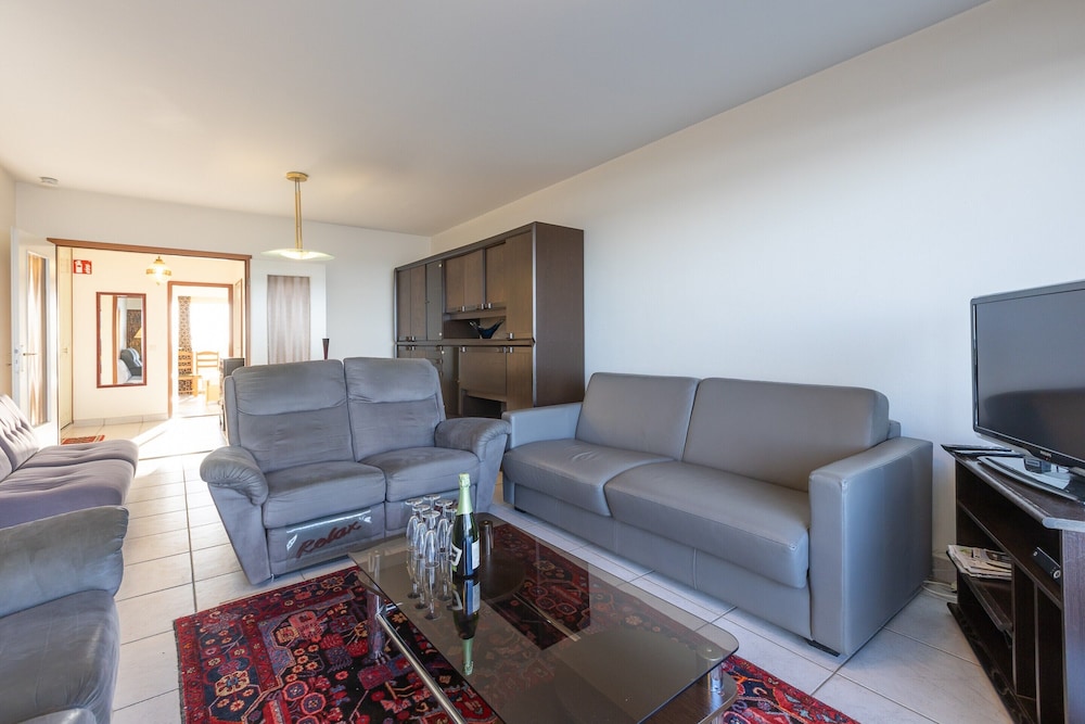 Flat With Frontal sea Views and Parking
