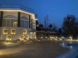 An Extravagant Pushp Villa Overlooking the Ganges