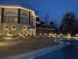 An Extravagant Pushp Villa Overlooking the Ganges