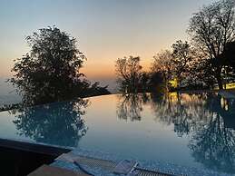 An Extravagant Pushp Villa Overlooking the Ganges