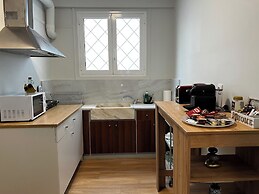 Caryatids Luxury Apartment