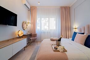 Designer 2-Bedroom Flat with Balcony & Full Amenities Steps from Piata