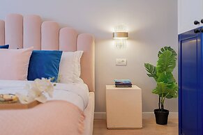 Designer 2-Bedroom Flat with Balcony & Full Amenities Steps from Piata