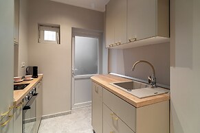 Designer 2-Bedroom Flat with Balcony & Full Amenities Steps from Piata