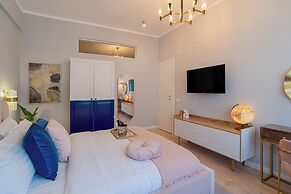 Designer 2-Bedroom Flat with Balcony & Full Amenities Steps from Piata