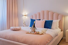 Designer 2-Bedroom Flat with Balcony & Full Amenities Steps from Piata