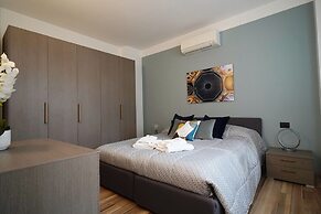 Modern Apt Next to M3 Metro, Milan