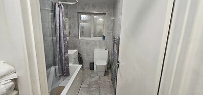Spacious & Modern 2-bed House in Dagenham