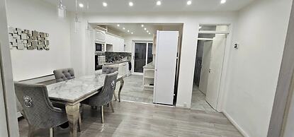 Spacious & Modern 2-bed House in Dagenham
