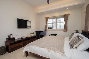 LAKESIDE SUITES