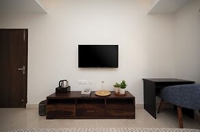 LAKESIDE SUITES
