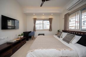 LAKESIDE SUITES
