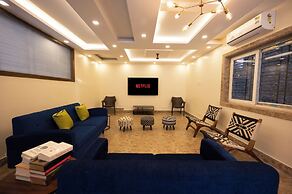 LAKESIDE SUITES