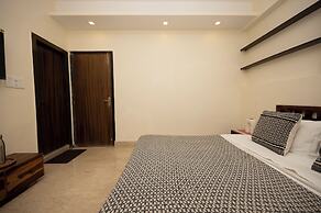 LAKESIDE SUITES