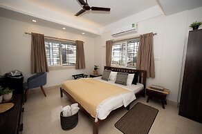 LAKESIDE SUITES