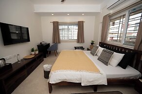 LAKESIDE SUITES
