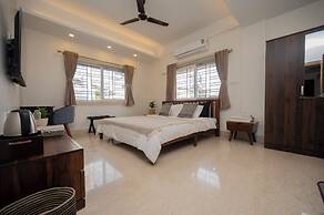LAKESIDE SUITES
