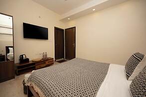 LAKESIDE SUITES