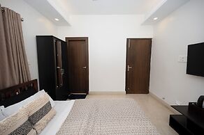 LAKESIDE SUITES