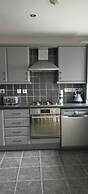 Bangor - 2 Bed Apartment- Sleeps 4 -privateparking