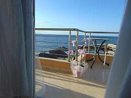 Comfy Beachfront Litinas Casa With Seaview