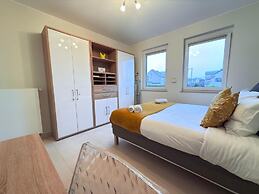 Comfort 2 bedrooms Apt w balcony&parking