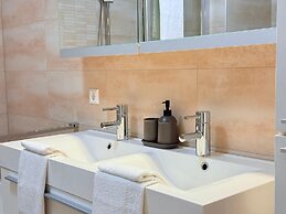 Comfort 2 bedrooms Apt w balcony&parking