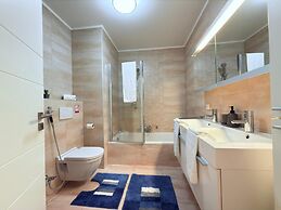 Comfort 2 bedrooms Apt w balcony&parking