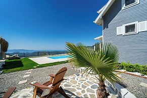 The Box House & Seaview & Private Pool