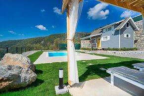 The Box House & Seaview & Private Pool