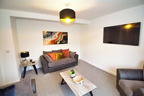 Spacious 3 Bed House - Newly Refurbished