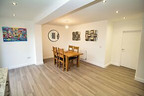 Spacious 3 Bed House - Newly Refurbished