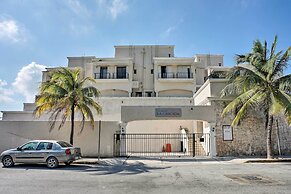 Updated Oceanside Townhome w/ Pool: Walk to Beach!