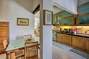 Updated Oceanside Townhome w/ Pool: Walk to Beach!