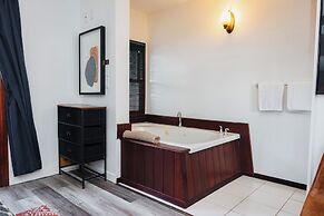 Tofino Oceanfront Hotel Suite 3