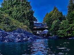 Tofino Oceanfront Hotel Suite 3