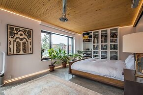 The Halifax Rooftop Home (Furnished)